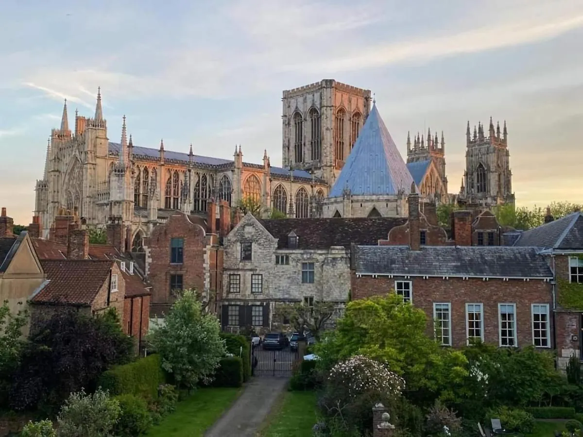 Old Yarn Apartment - Close To City Walls York